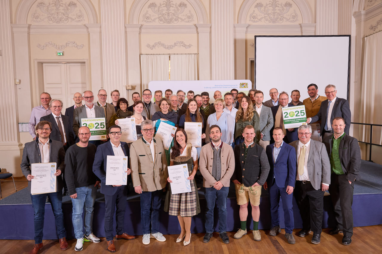Preisträger des Staatsehrenpreises posieren für ein Gruppenfoto in der Münchner Residenz.