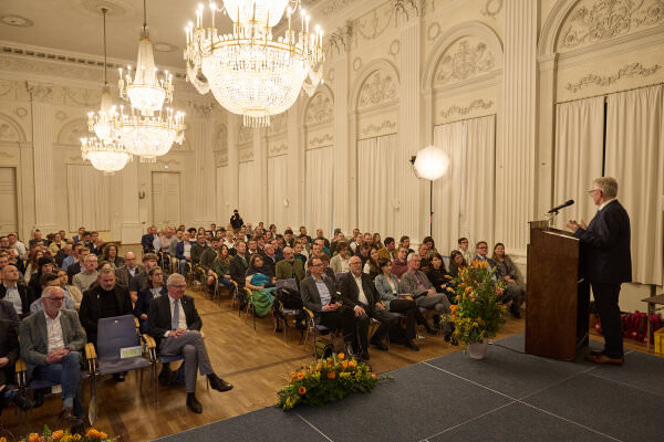 Blick in den Saal mit dem Publikum der Veranstaltung.